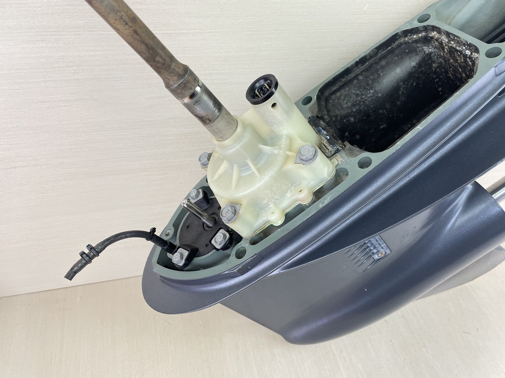 2000-2015  Yamaha 15HP 4 Stroke Outboard 20" Lower Unit Gear Case 68V-45300-12-8D