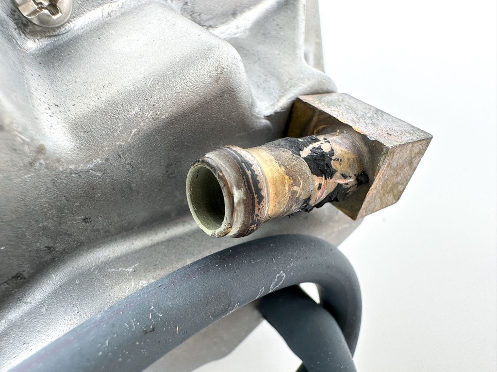 2005 Yamaha 115 HP 4 Stroke Outboard VST Float Chamber Assembly 68V-14180-02-00 OEM