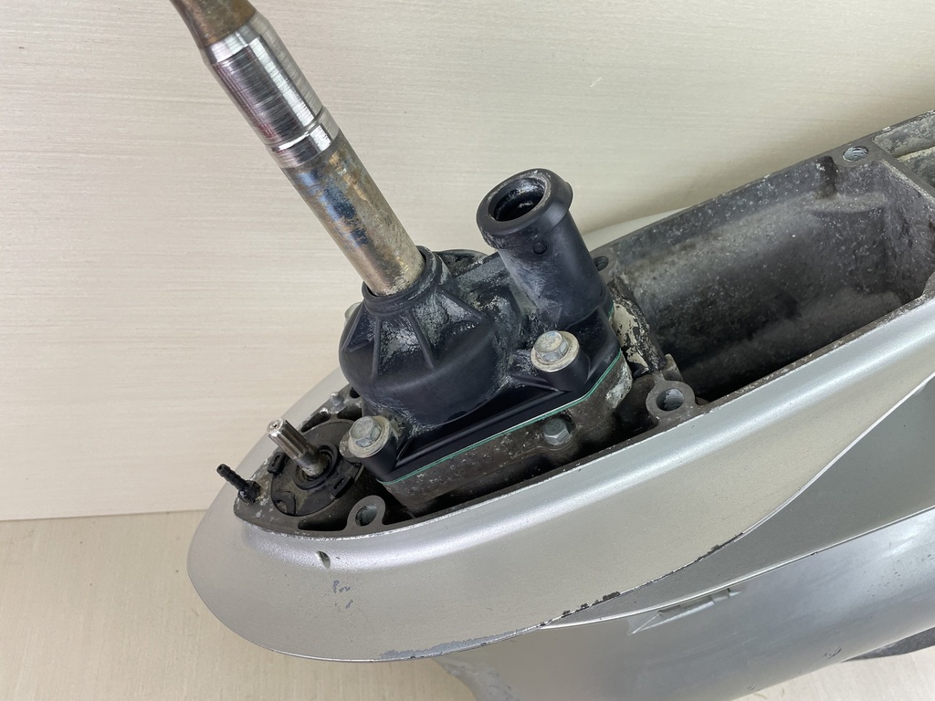 2005 Honda 225HP 4 Stroke Outboard 25" Lower Unit Gear Case RH 06411-ZY3-617ZA