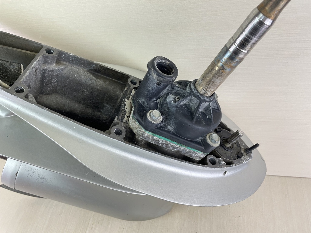 2005 Honda 225HP 4 Stroke Outboard 25" Lower Unit Gear Case RH 06411-ZY3-617ZA