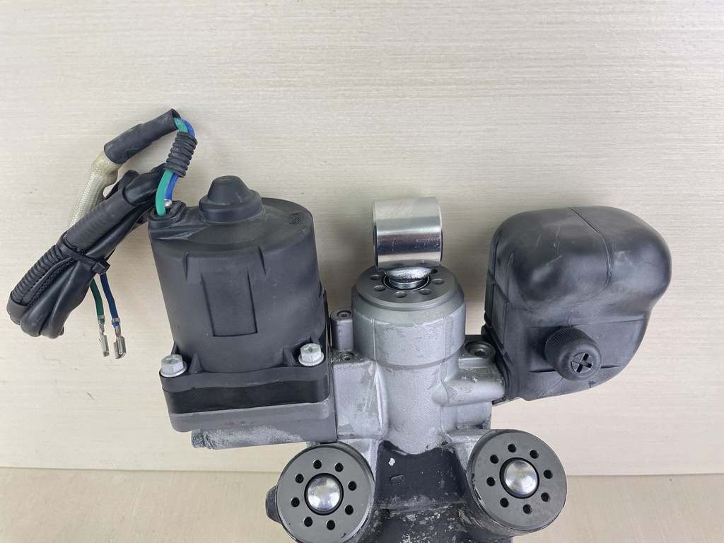 2002 + Honda 90 115 130 135 150 200 225 HP Outboard Power Trim Tilt Unit 56000-ZY3-063
