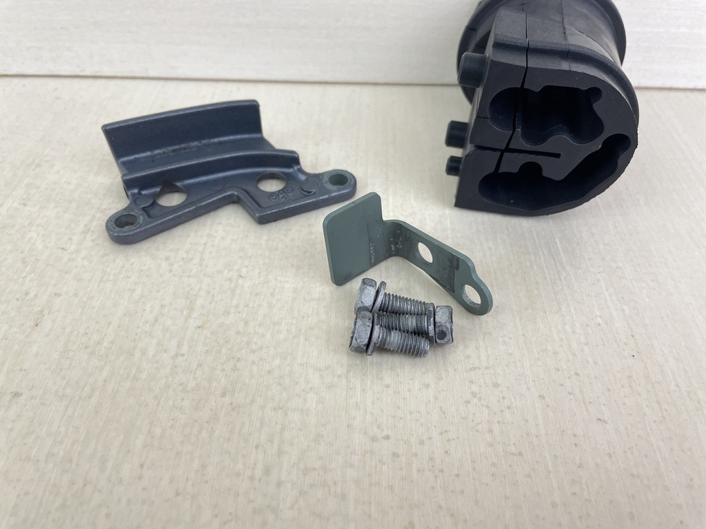 2002 Yamaha 200HP 2 Stroke Outboard Cable Cover Plate Grommet Set  64D-42738-00-5B