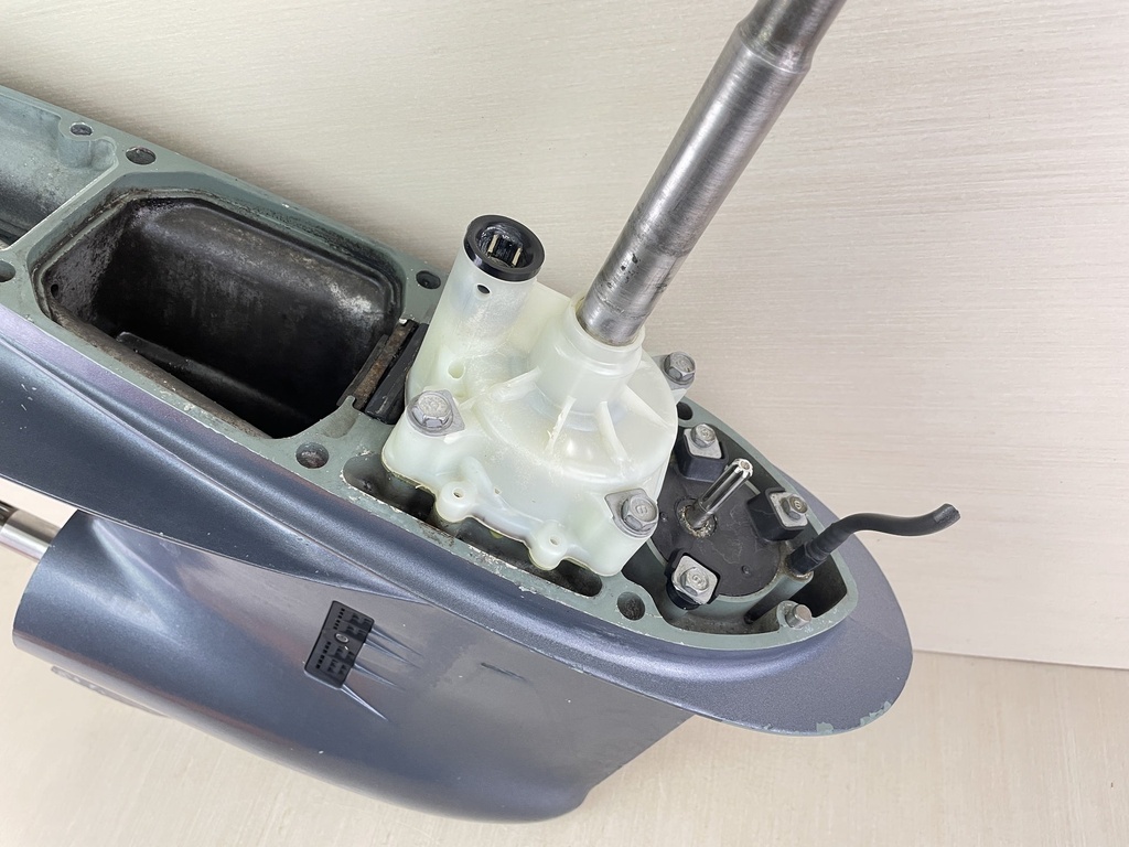 1996-2005 Yamaha 150 175 200 HP 2 Stroke 25" XL Lower Unit Gear Case 64E-45300-24-8D