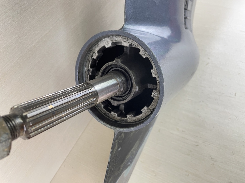 1996-2005 Yamaha 150 175 200 HP 2 Stroke 25" XL Lower Unit Gear Case 64E-45300-24-8D