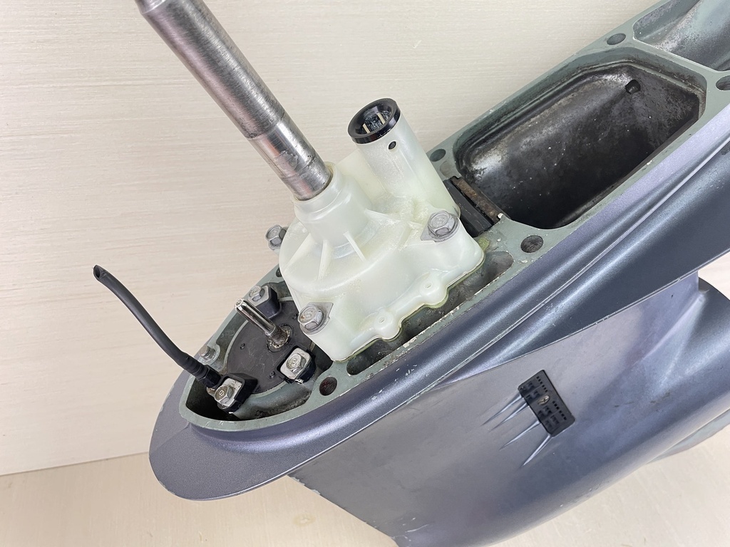 1996-2005 Yamaha 150 175 200 HP 2 Stroke 25" XL Lower Unit Gear Case 64E-45300-24-8D