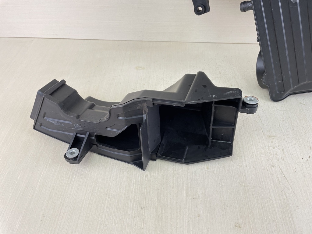 2007 Suzuki 90 115 140 HP 4 Stroke Outboard Air Intake Silencer Assembly 13810-90J01