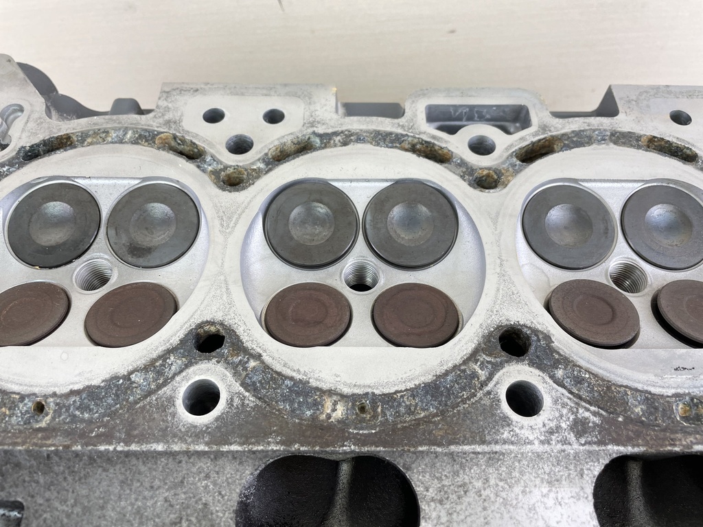 2005 Suzuki DF140 140HP 4 Stroke Outboard Cylinder Head Assembly 11100-90J11