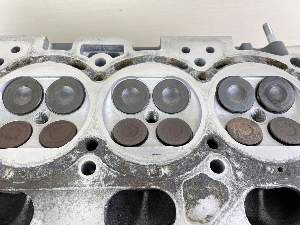 2005 Suzuki DF140 140HP 4 Stroke Outboard Cylinder Head Assembly 11100-90J11