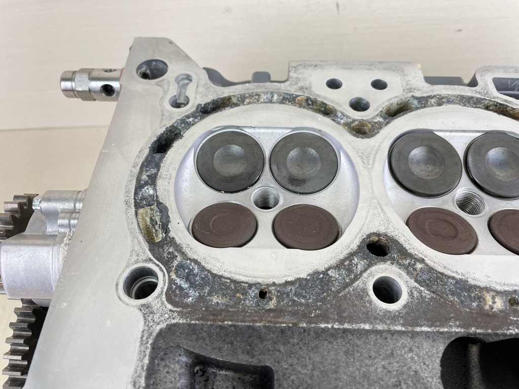 2005 Suzuki DF140 140HP 4 Stroke Outboard Cylinder Head Assembly 11100-90J11