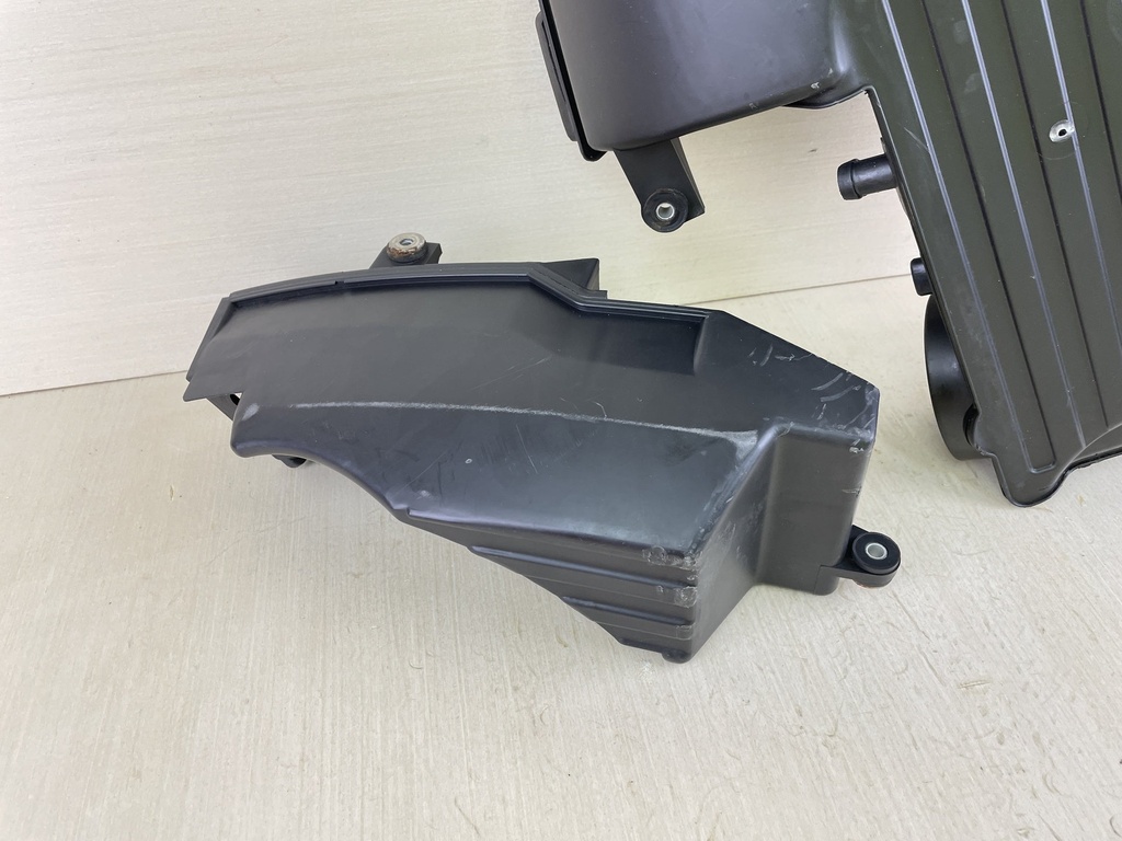 2005 Suzuki 90 115 140 HP 4 Stroke Outboard Air Intake Silencer Assembly 13810-90J01