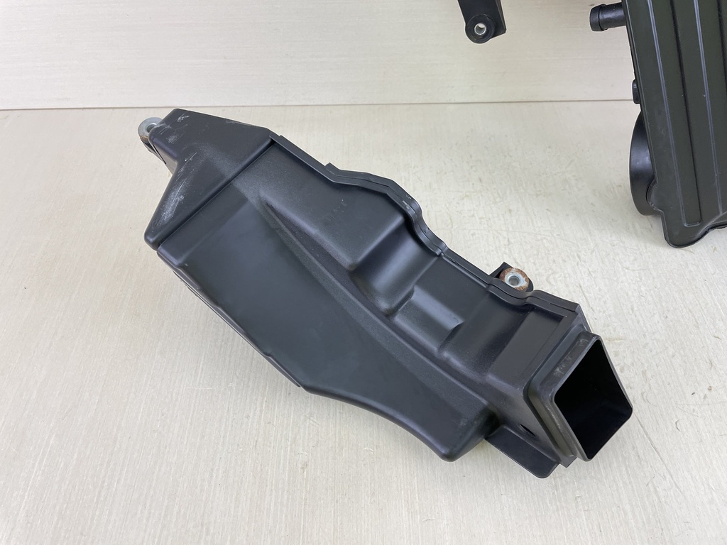 2005 Suzuki 90 115 140 HP 4 Stroke Outboard Air Intake Silencer Assembly 13810-90J01