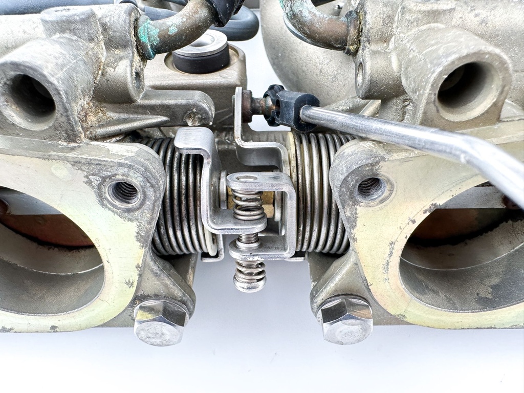 2002 Yamaha 115 HP 4 Stroke Outboard Intake Manifold & Throttle Body 68V-13751-01-00 OEM