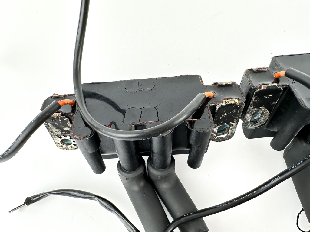 2005 Evinrude 200 HP 2 Stroke Outboard Ignition Coil Set 0586854 OEM