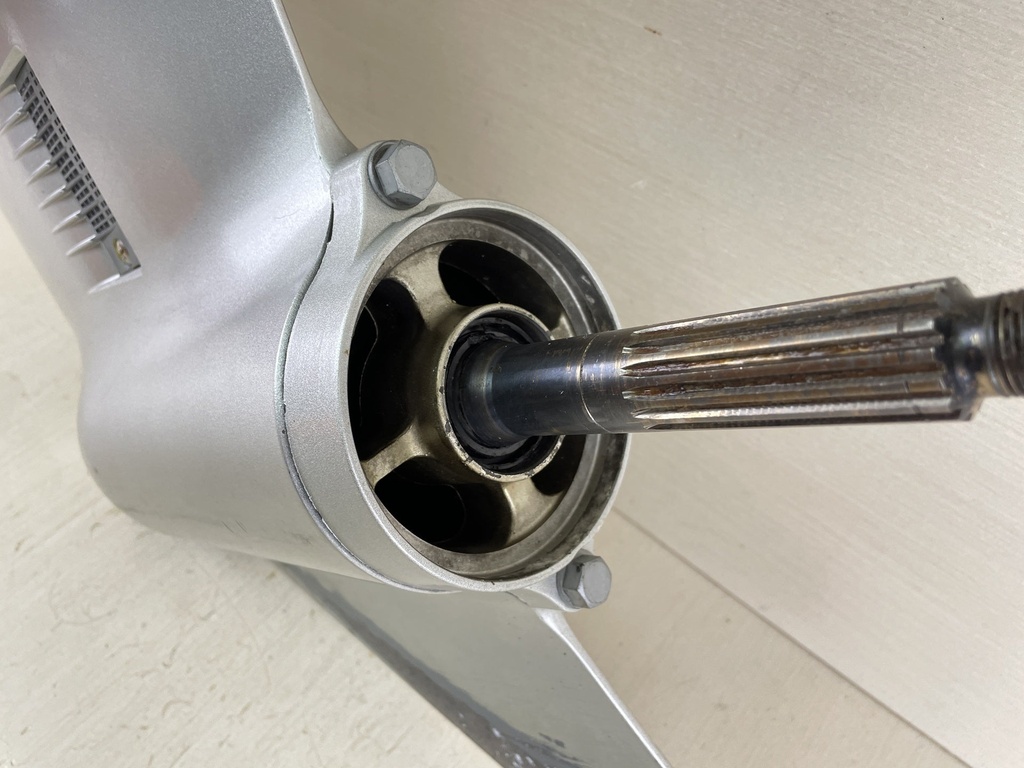 2000 Honda 115 130 HP 4 Stroke Outboard 25" Lower Unit Gear Case RH 41100-ZW5-810ZA