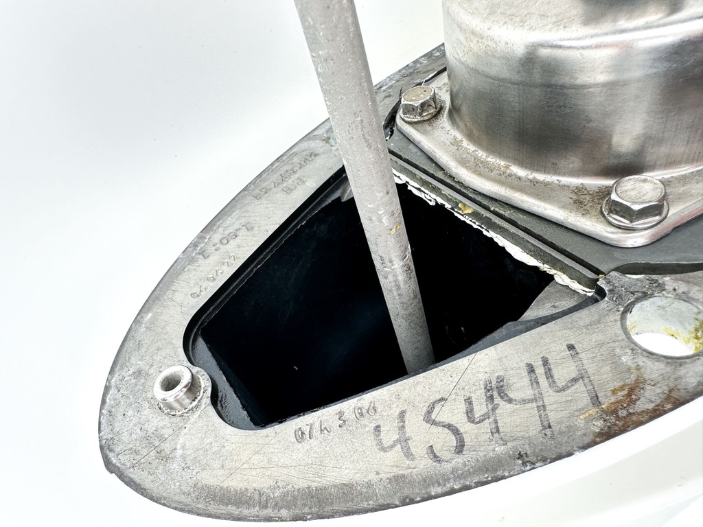 Mercury 450R XXL Lower Unit Gear Case 5.44 Housing 1.6 8M0159677  - Fusion White