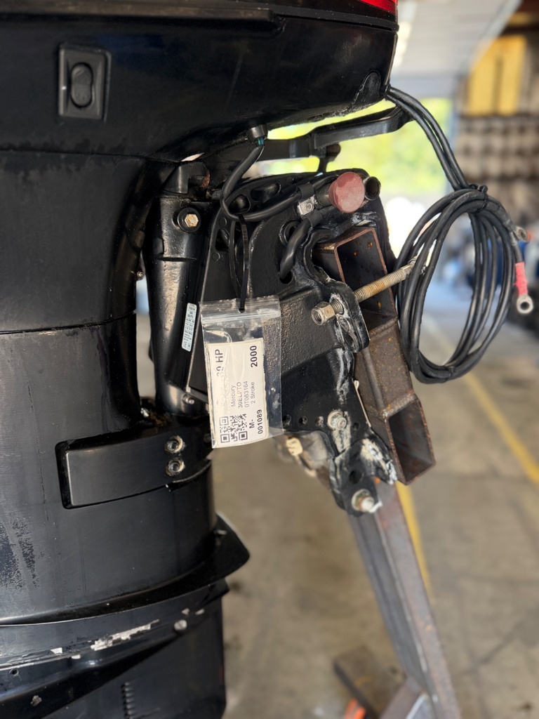 2000 Mercury 30 HP 2 Stroke Outboard Engine With 20" Shaft - Long