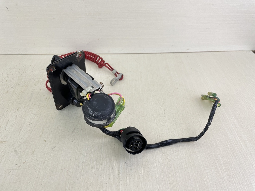 704-82570-13-00 Yamaha Single Engine Outboard Key Switch Assembly With Key - Good Condition