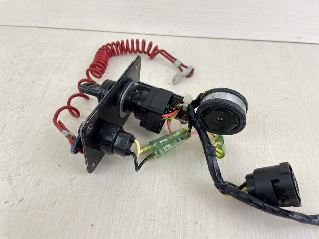 704-82570-13-00 Yamaha Single Engine Outboard Key Switch Assembly With Key - Good Condition