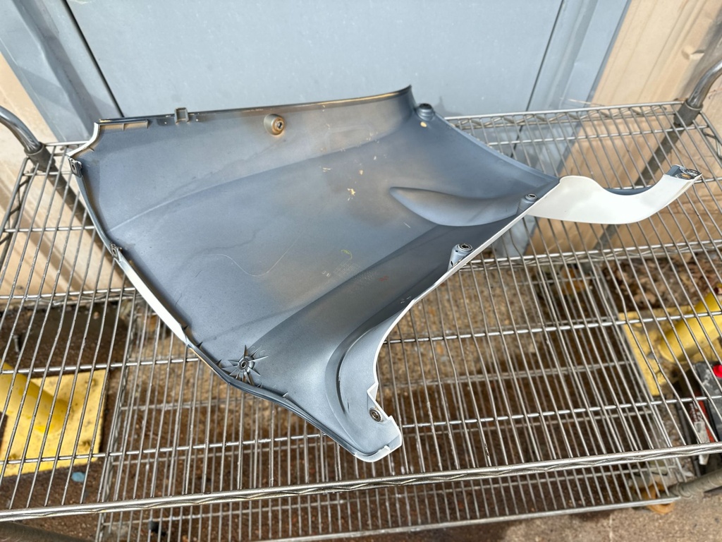 2014 Yamaha 300 HP 4 Stroke Outboard Lower Apron Cowling Starboard 6CE-42771-01-8D OEM