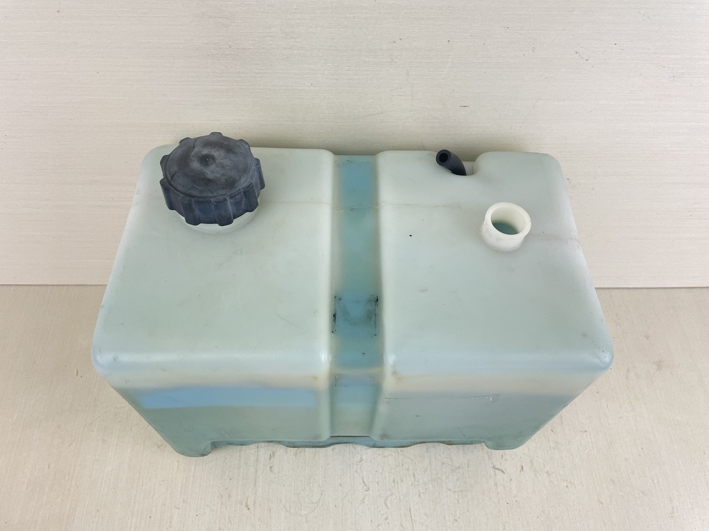 Yamaha Outboard Remote 2 Stroke Oil Tank Assembly With Pump 2.8 Gallons