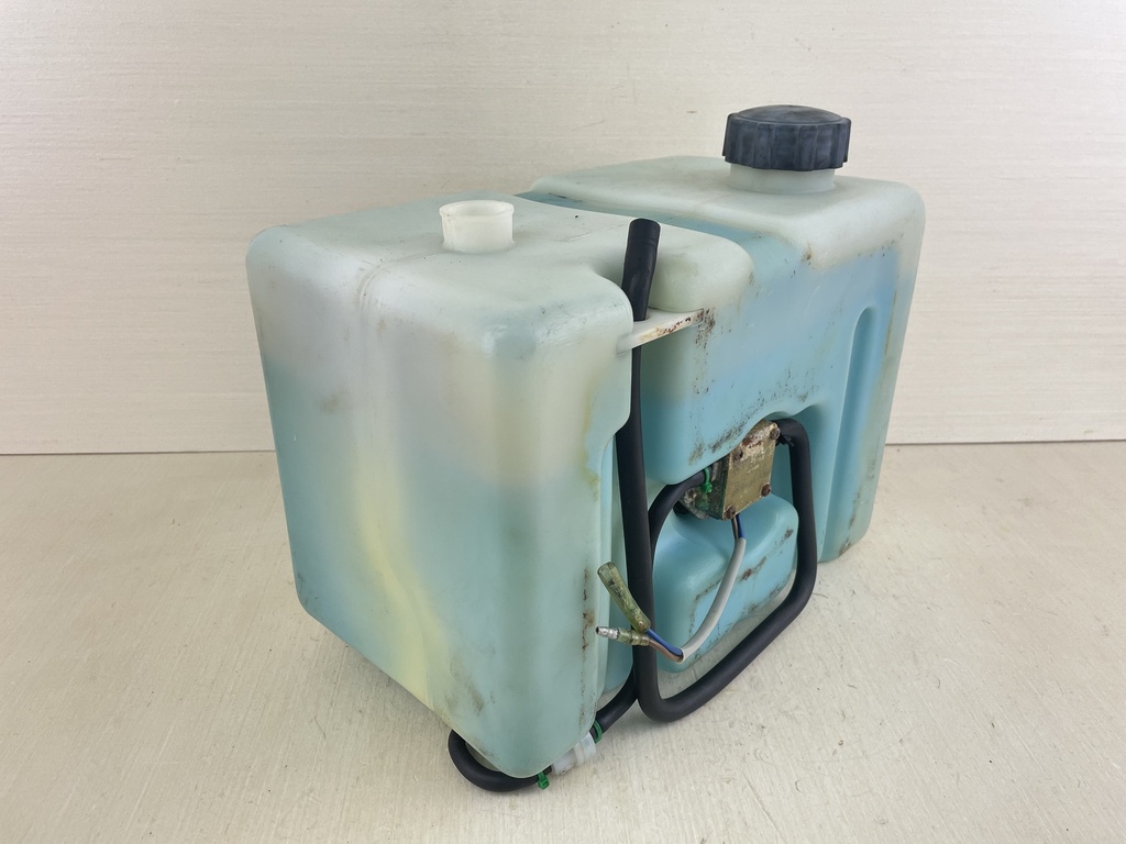 Yamaha Outboard Remote 2 Stroke Oil Tank Assembly With Pump 2.8 Gallons