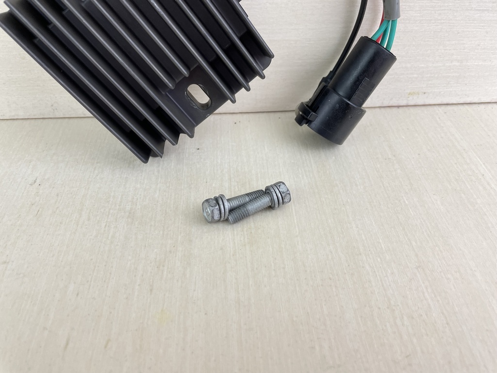 03-04 Yamaha 75 90 HP 4 Stroke Outboard Rectifier Regulator 67F-81960-11-00 OEM