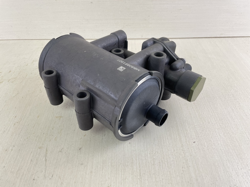 Mercury 135 150 175 HP L4 Verado Oil Cooler Assembly 8M0046689