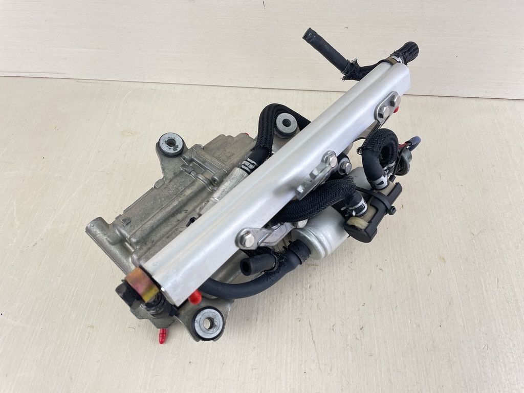 2004 Suzuki DF 250 HP 4 Stroke Outboard Engine VST Assembly 15600-93J02