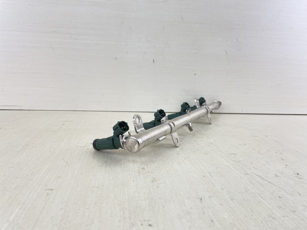 06-14 Yamaha 150HP 4 Stroke Outboard Delivery Pipe & Injectors 63P-13160-00-00