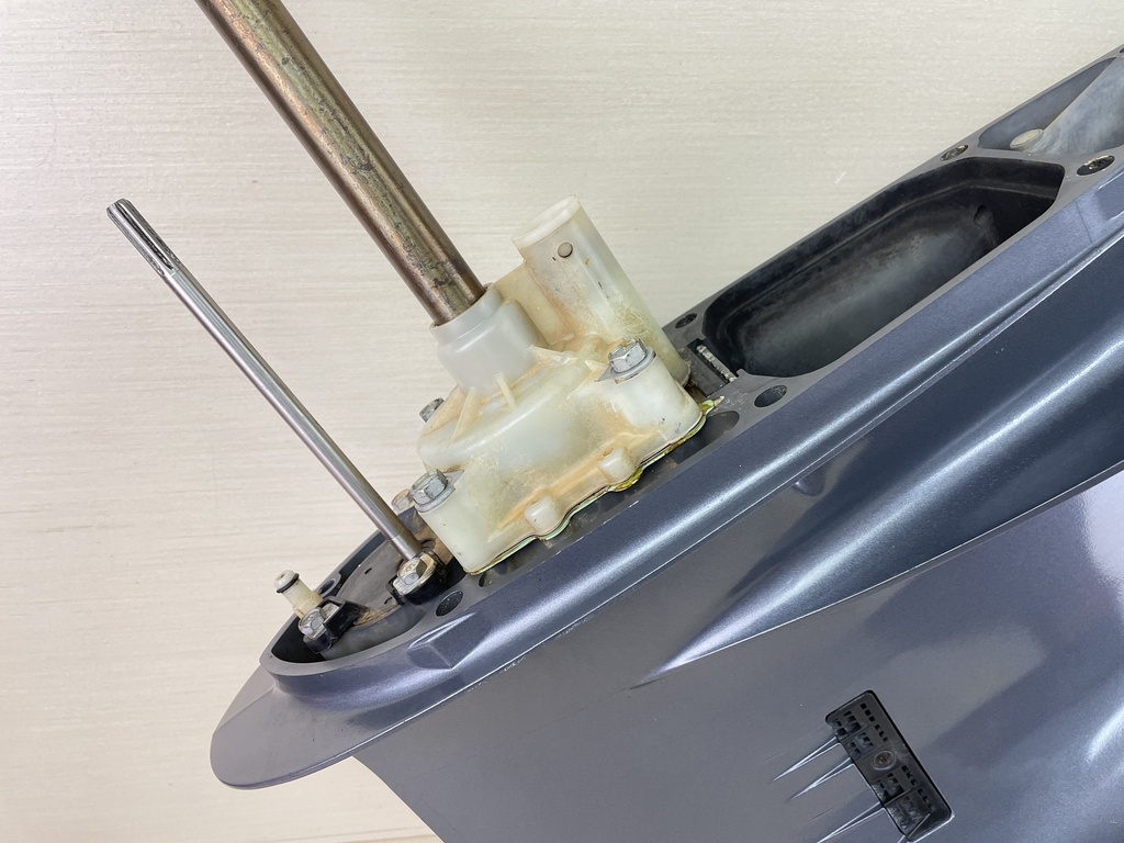 04-14 Yamaha 150HP 4 Stroke 25" Shaft Lower Unit Gear Case 63P-45300-17-8D RH