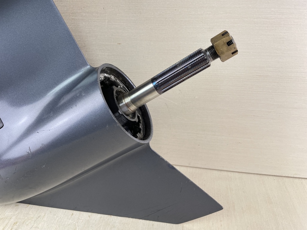 04-14 Yamaha 150HP 4 Stroke 25" Shaft Lower Unit Gear Case 63P-45300-17-8D RH