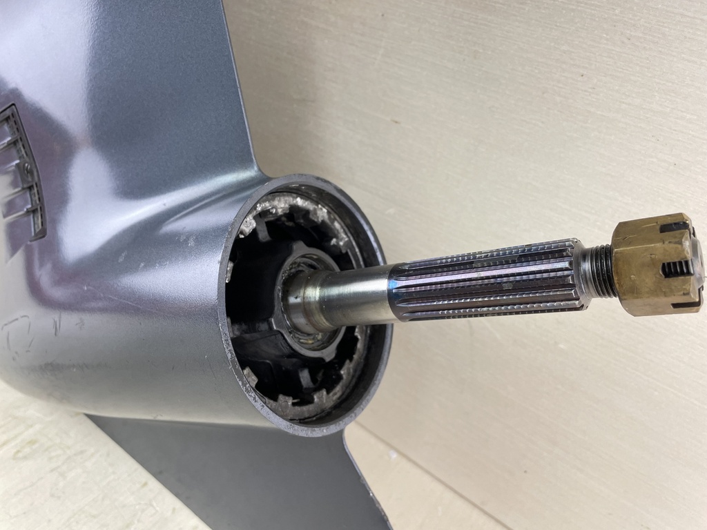 04-14 Yamaha 150HP 4 Stroke 25" Shaft Lower Unit Gear Case 63P-45300-17-8D RH