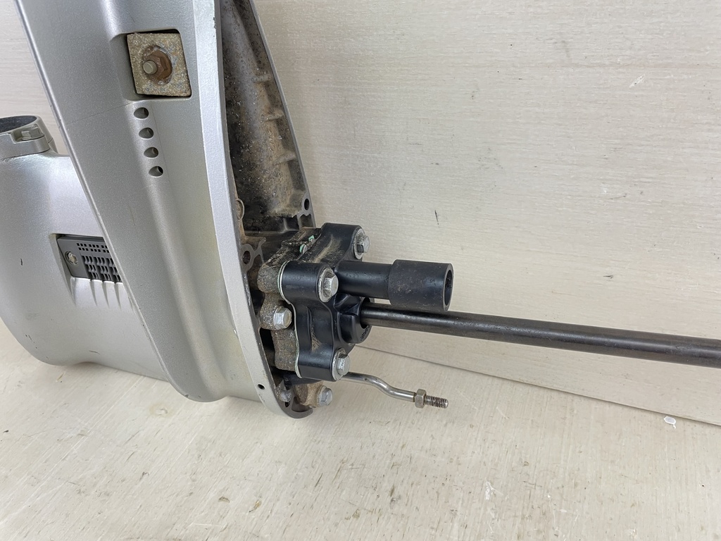 2001 Honda 8 9.9 HP 4 Stroke Outboard 20" Lower Unit Gear Case 41005-ZW9-631ZA