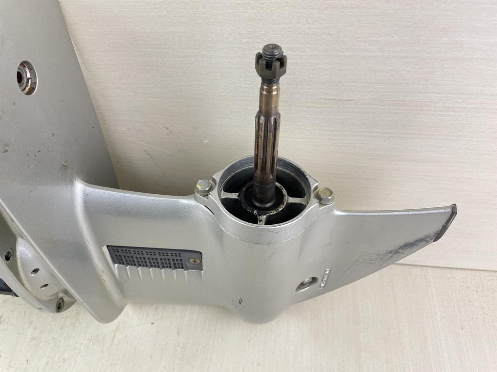 2001 Honda 8 9.9 HP 4 Stroke Outboard 20" Lower Unit Gear Case 41005-ZW9-631ZA