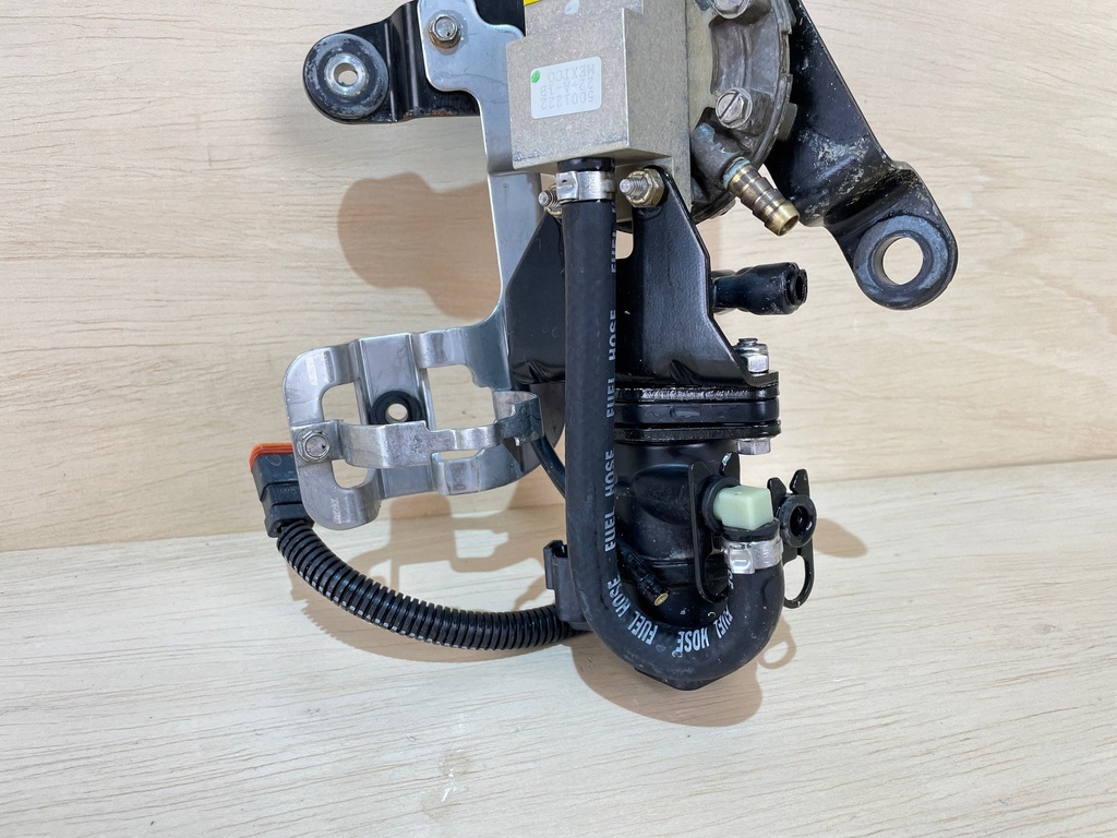 2002 Evinrude Ficht 200HP Oil Lift Pump And Injector 5004920 5001222