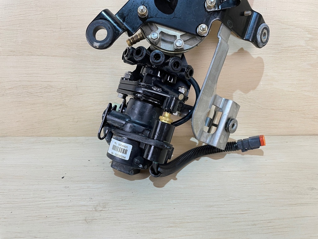 2002 Evinrude Ficht 200HP Oil Lift Pump And Injector 5004920 5001222