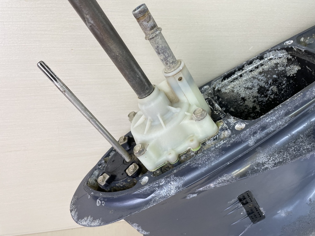 2004+ Yamaha 150HP 4 Stroke Outboard 25" XL Shaft Lower Unit Gear Case 63P-45300-14-8D