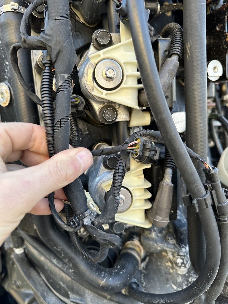 2017 Evinrude 250HP G2 2 Stroke Outboard Engine 25" Pair Twins