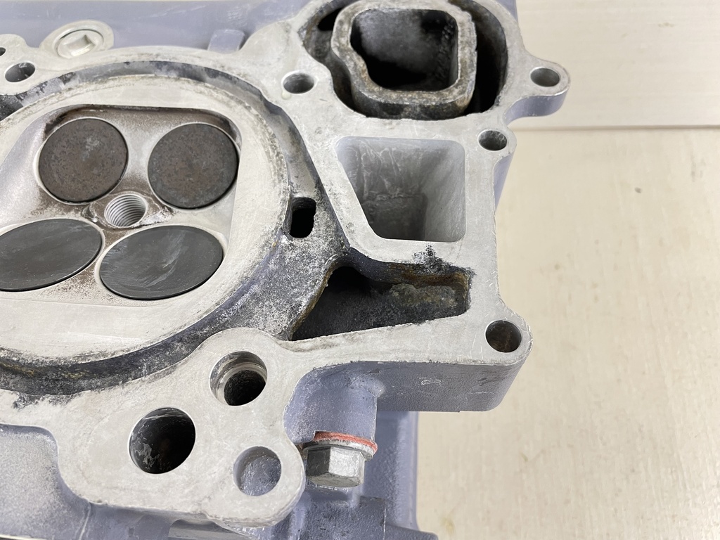 2003 Yamaha 200 225 HP 4 Stroke Outboard Cylinder Head Starboard 69J-W009A-01-1S