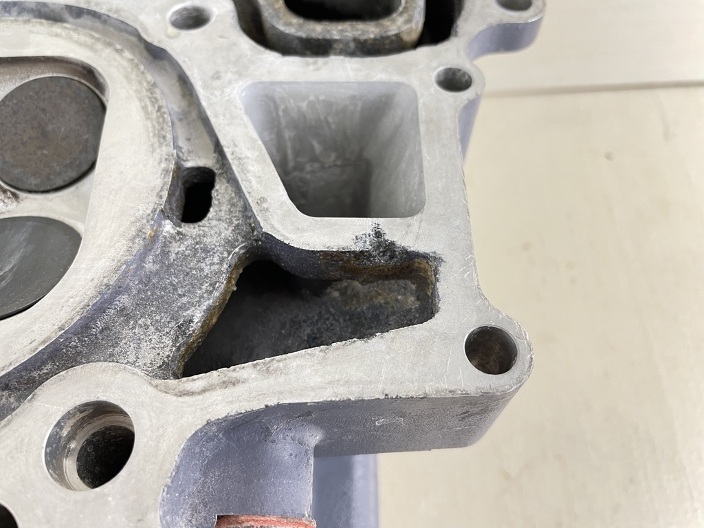 2003 Yamaha 200 225 HP 4 Stroke Outboard Cylinder Head Starboard 69J-W009A-01-1S