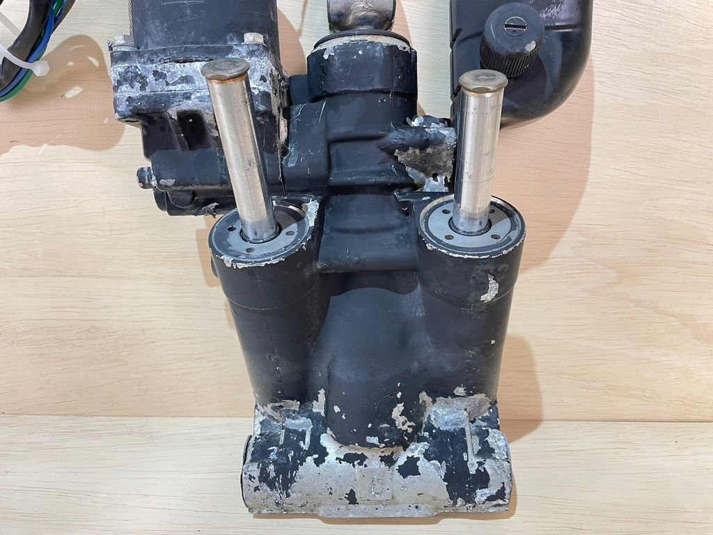 Evinrude Johnson BRP Power Trim & Tilt Unit Assembly