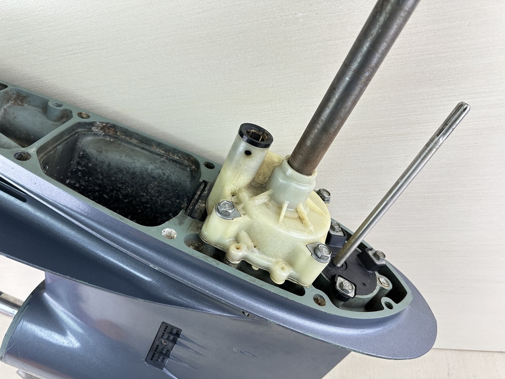 04-14 Yamaha 150HP 4 Stroke 25" Lower Unit Gear Case 64P-45300-12-8D Counter