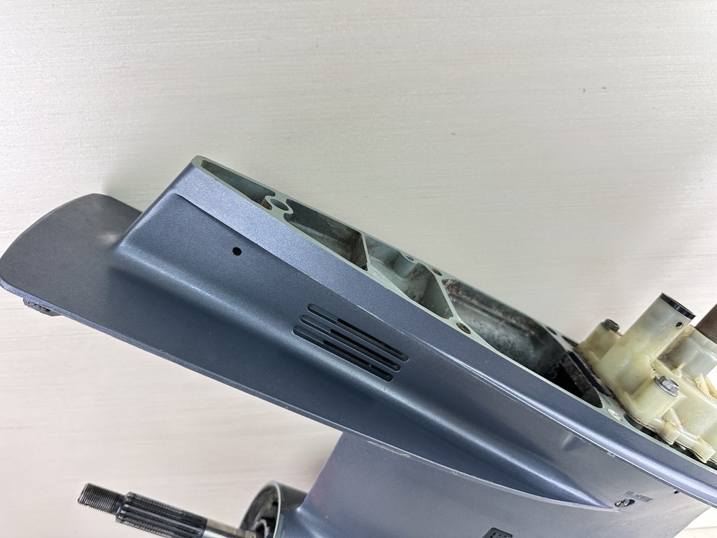 04-14 Yamaha 150HP 4 Stroke 25" Lower Unit Gear Case 64P-45300-12-8D Counter