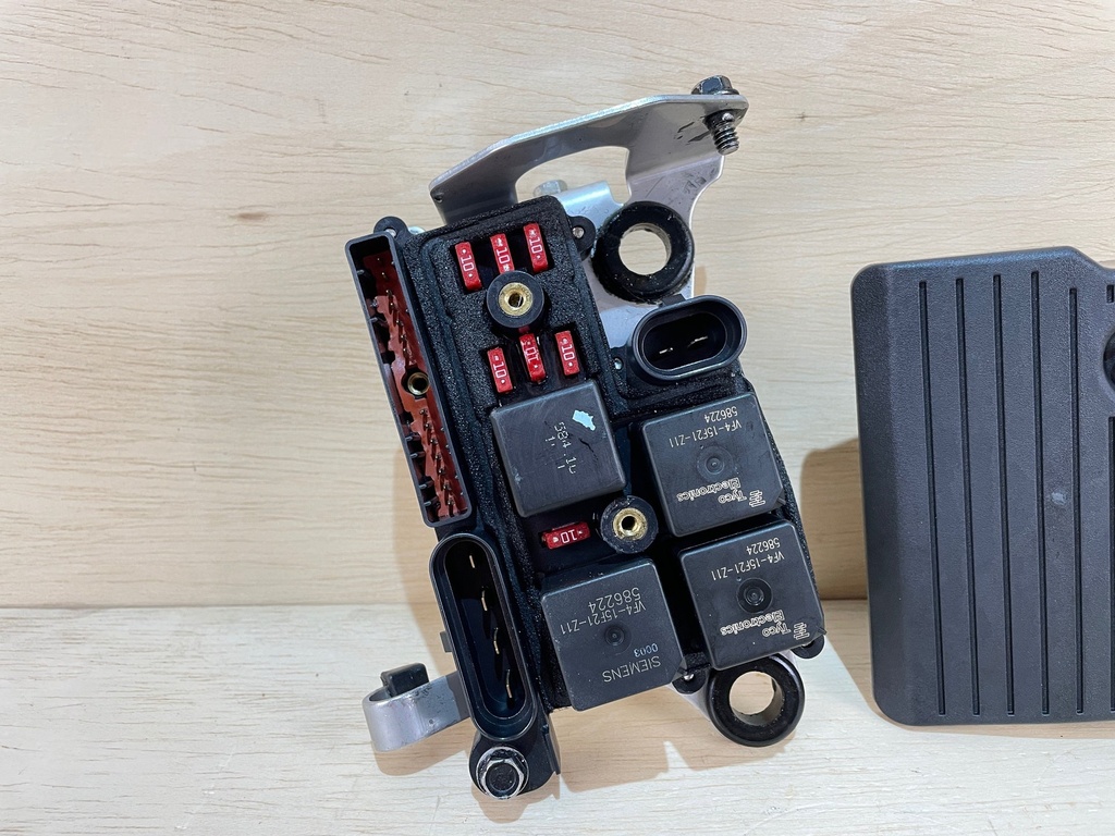 2004 Evinrude Ficht 225HP Power Distribution Panel 0586754 - Stuck Bolt