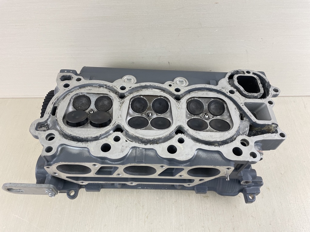2004 Yamaha 200 225 HP 4 Stroke Starboard Cylinder Head 69J-W009A-02-1S
