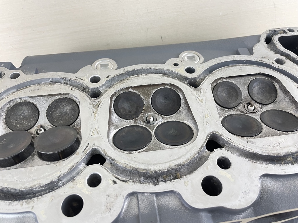 2004 Yamaha 200 225 HP 4 Stroke Starboard Cylinder Head 69J-W009A-02-1S