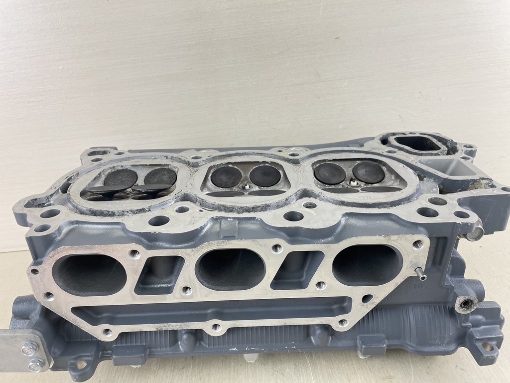 2004 Yamaha 200 225 HP 4 Stroke Starboard Cylinder Head 69J-W009A-02-1S