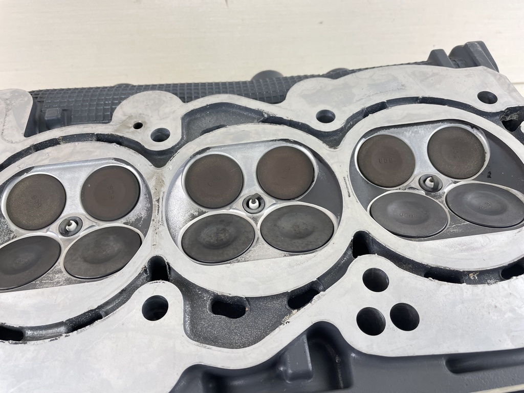 Yamaha 225 250 300 HP 4.2L Starboard Cylinder Head 6CE-W009A-00-9S