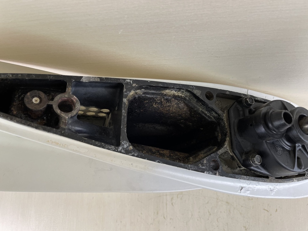 Evinrude 40 50 60 HP 2 Stroke Etec 20" Long Lower Unit Gear Case White