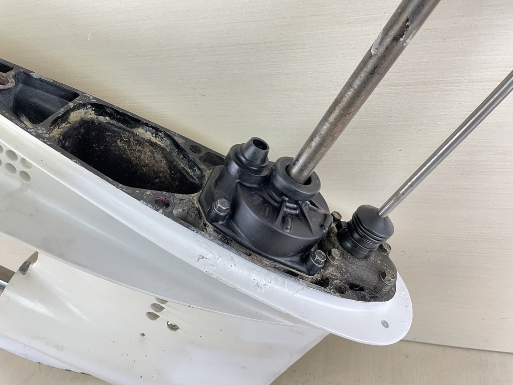 Evinrude 40 50 60 HP 2 Stroke Etec 20" Long Lower Unit Gear Case White